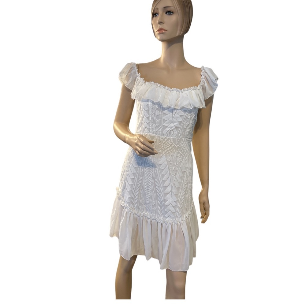 NWT Amelia BETTY DRESS Color White
Sz‎ M